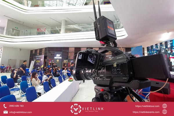 Quay phim sự kiện với nhiều góc máy Quay phim sự kiện với nhiều góc máy
